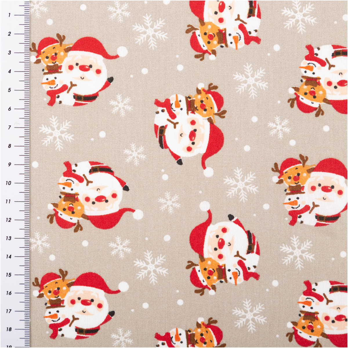 Weihnachtsstoff Baumwollstoff Reindeer Weihnachtsmann Rentier grau bunt 1,40m Breite Baumwollstoff mit Rentier und Weihnachtsmann-Motiv, grauer Hintergrund, Schneeflocken, Nahaufnahme mit Maßband