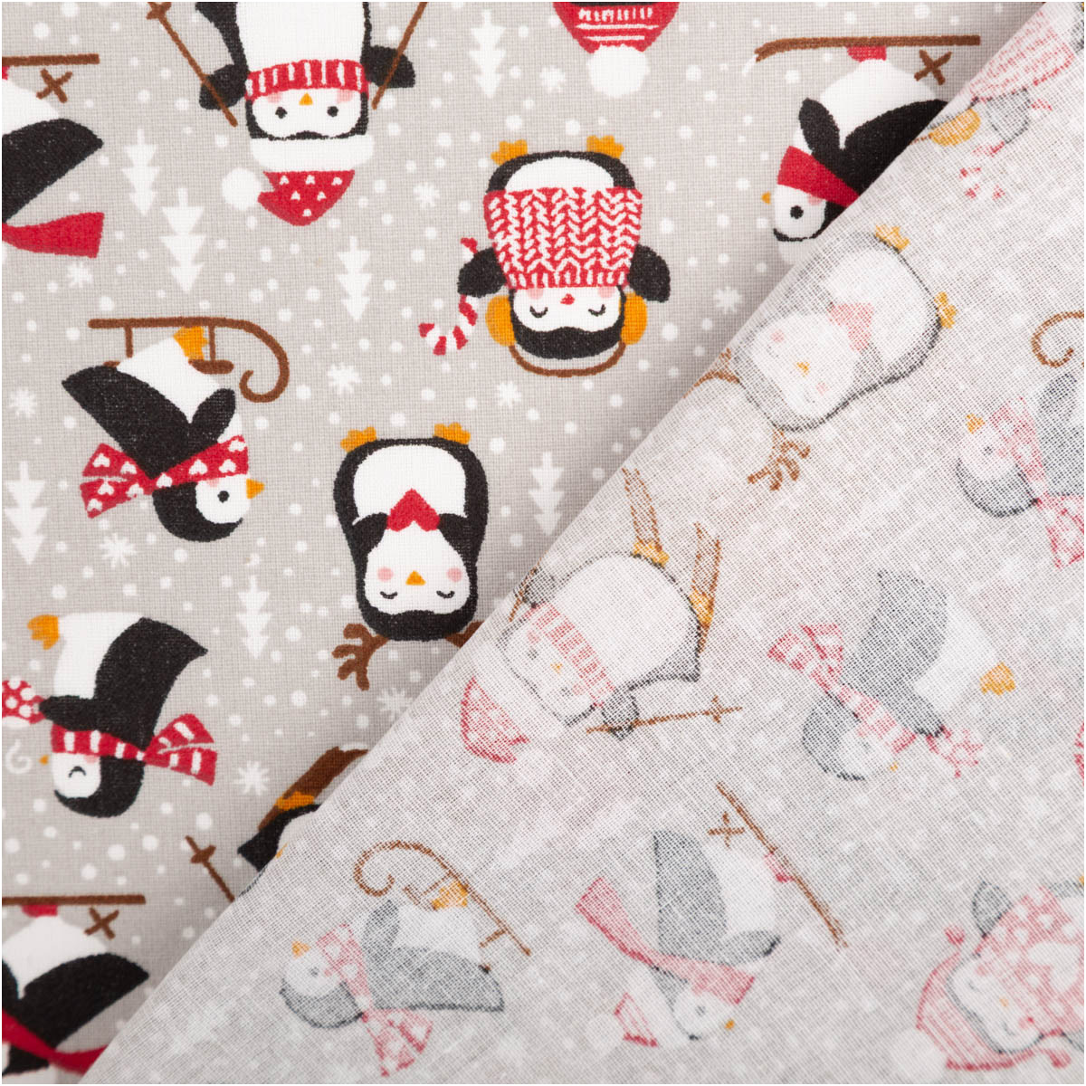 Baumwollstoff in hellgrau mit winterlichen Pinguinen, beide Stoffseiten sichtbar, fröhliches Weihnachtsmotiv