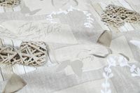 Abwaschbarer Tischdeckenstoff mit Rattanherzen und Schleifen auf Holzoptik in Grau und Beige, Makroaufnahme der Oberfläche.