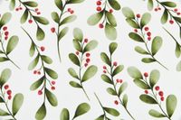 Abwaschbarer Tischdeckenstoff mit grünen Zweigen und roten Beeren auf Weiß, Nahaufnahme des Dessins.
