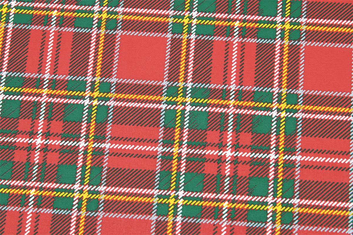Abwaschbarer Tischdeckenstoff mit rot-grünem Tartan-Karo, Detailaufnahme der Oberfläche.