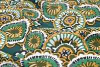 Abwaschbarer Tischdeckenstoff mit Mandalas in Petrol, Senfgelb und Mint, Makroaufnahme der Oberfläche.