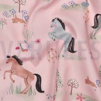 Nahaufnahme der rosa Popeline mit gemalten Pferden und kleinen Blüten.