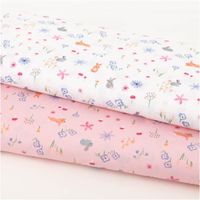 Baumwollstoff Meterware Popeline Hasen Blumen Pilze rosa bunt 1,48m Breite Zwei Lagen Baumwollstoff mit bunten Hasen, Pilzen und Blumen, in Rosa und Weiß, Stoffstapel nebeneinander