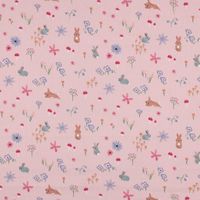 Rosa Baumwollpopeline mit kleinen Hasen, Blüten und Pilzen als Streumuster, flach ausgelegt. Rosa Baumwollpopeline mit kleinen Hasen, Blüten und Pilzen als Streumuster, flach ausgelegt.
