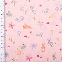 Baumwollstoff Meterware Popeline Hasen Blumen Pilze rosa bunt 1,48m Breite Baumwollstoff in Rosa mit bunten Hasen und Blumen, neben Maßband, Stoff ausgebreitet