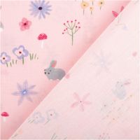 Baumwollstoff Meterware Popeline Hasen Blumen Pilze rosa bunt 1,48m Breite Rosa Popeline Stoff mit Hasen und Blumen, Nahaufnahme Vorder- und Rückseite im Anschnitt