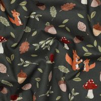 Nahaufnahme des dunkelgrünen Herbststoffs mit gemalten Eichhörnchen und Pilzen. Nahaufnahme des dunkelgrünen Herbststoffs mit gemalten Eichhörnchen und Pilzen.