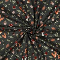 Dunkelgrüne Popeline mit Herbstmotiv in der Mitte eingedreht, zeigt den weichen Fall. Dunkelgrüne Popeline mit Herbstmotiv in der Mitte eingedreht, zeigt den weichen Fall.