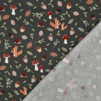 Umgeschlagene dunkelgrüne Popeline mit Herbstmotiv, Vorder- und Rückseite sichtbar. Umgeschlagene dunkelgrüne Popeline mit Herbstmotiv, Vorder- und Rückseite sichtbar.