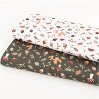 Baumwollstoff Meterware Popeline Eichhörnchen Pilze Herbst dunkelgrün bunt 1,48m Breite Zwei Baumwollstoffe mit Eichhörnchen und Pilzen, einer dunkelgrün, einer weiß, als Stoffstapel angeordnet