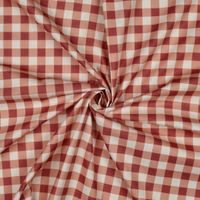 Vichy-Karo-Stoff in Rot und Apricot in der Mitte eingedreht, zeigt den weichen Fall.