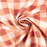 Baumwollstoff mit großem Karo in Rot, Apricot und Weiß zur Spirale gelegt