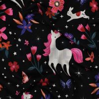 95785-French-Terry-Sommersweat-Einhoerner-Blumen-Sterne-schwarz-bunt-1-45m-Breite-02033-001_1.jpg Nahaufnahme des schwarzen French Terry mit Einhorn- und Blumenmotiv.