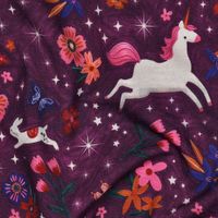 95786-French-Terry-Sommersweat-Einhoerner-Blumen-Sterne-beere-bunt-1-45m-Breite-02033-008_1.jpg Nahaufnahme des beerenfarbenen French Terry mit Einhorn- und Blumenmotiv.