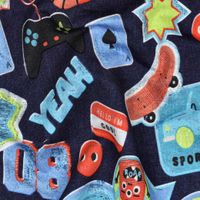 Nahaufnahme des dunkelblauen French Terry mit Aufnäher-Motiven in Blau, Rot und Grün.