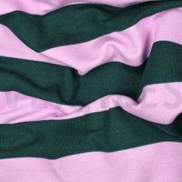 Nahaufnahme des Sommersweats mit dunkelgrünen und rosa Blockstreifen.