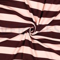 Gestreifter Sommersweat in Bordeaux und Zartrosa in der Mitte eingedreht, zeigt den weichen Fall.