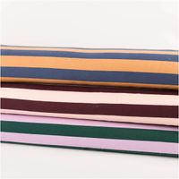 Sommersweat French Terry Streifen bordeaux zartrosa 1,48m Breite Stapel aus drei Stoffrollen mit Streifen in bordeaux, zartrosa, senfgelb, blau, lila und grün