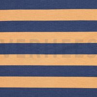 Sommersweat mit breiten Querstreifen in Jeansblau und Apricot, flach ausgelegt.
