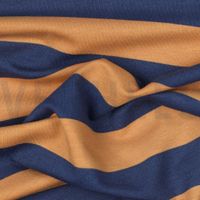 Nahaufnahme des Sommersweats mit jeansblauen und apricotfarbenen Blockstreifen.