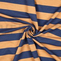 Gestreifter Sommersweat in Jeansblau und Apricot in der Mitte eingedreht, zeigt den weichen Fall.