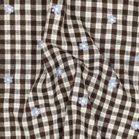 95799-Baumwolle-Viskose-Stoff-Meterware-Karo-Stickerei-Blumen-braun-creme-1-40m-Breite-04775-001_1.jpg Nahaufnahme der hellblauen Stickblüten auf braun-cremefarbenem Karo.