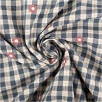 Kariertes Baumwoll Viskose Material in Petrol und Weiß, Stoff spiralförmig gelegt, Blumenmuster gestickt