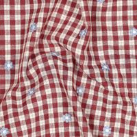 95801-Baumwolle-Viskose-Stoff-Meterware-Karo-Stickerei-Blumen-bordeaux-creme-1-40m-Breite-04775-003_1.jpg Nahaufnahme der hellblauen Stickblüten auf bordeauxrotem Karo.