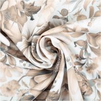 Baumwollstoff Trachtenstoff Classic Rosen beige feinfaedig und seidig glatt 1, 40m Breite Detailaufnahme eines Stoffes mit floralem Muster in Beige- und Blautönen gedreht.