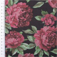 Blumenstoff mit rosa Pfingstrosenmuster auf schwarzem Hintergrund, mit Meterstab fuer Groessenvergleich.