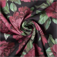 Baumwollstoff Trachtenstoff Classic Rosen dunkelblau pink feinfaedig und seidig glatt 1,40m Breite Detailaufnahme eines Stoffes mit rosa Blumenmuster auf dunklem Hintergrund, in Falten gelegt.