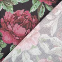Baumwollstoff Trachtenstoff Classic Rosen dunkelblau pink feinfaedig und seidig glatt 1,40m Breite Detailaufnahme eines Stoffes mit großem Blumenmuster in Rot und Gruen, Rueckseite teilweise sichtbar.