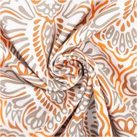 Baumwollstoff Trachtenstoff Ornamente weiß orange khaki feinfädig und seidig glatt 1,40m Breite Detailaufnahme von gefaltetem Stoff mit orange-beigem Paisleymuster auf weißem Hintergrund.