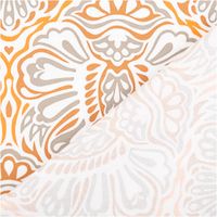 Baumwollstoff Trachtenstoff Ornamente weiß orange khaki feinfädig und seidig glatt 1,40m Breite Nahaufnahme von Stofftextur mit orangem und grauem Ornamentmuster auf weiss.