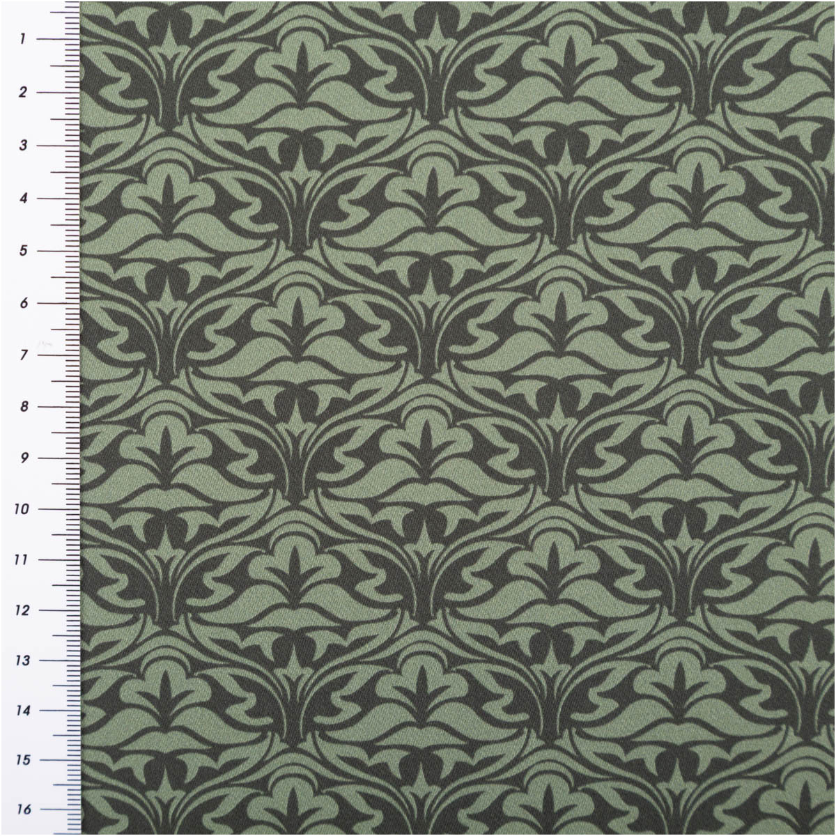 Ornamentstoff in Gruen-Schwarz mit gleichmaessigem Muster, Gesamtansicht mit Meterstab.
