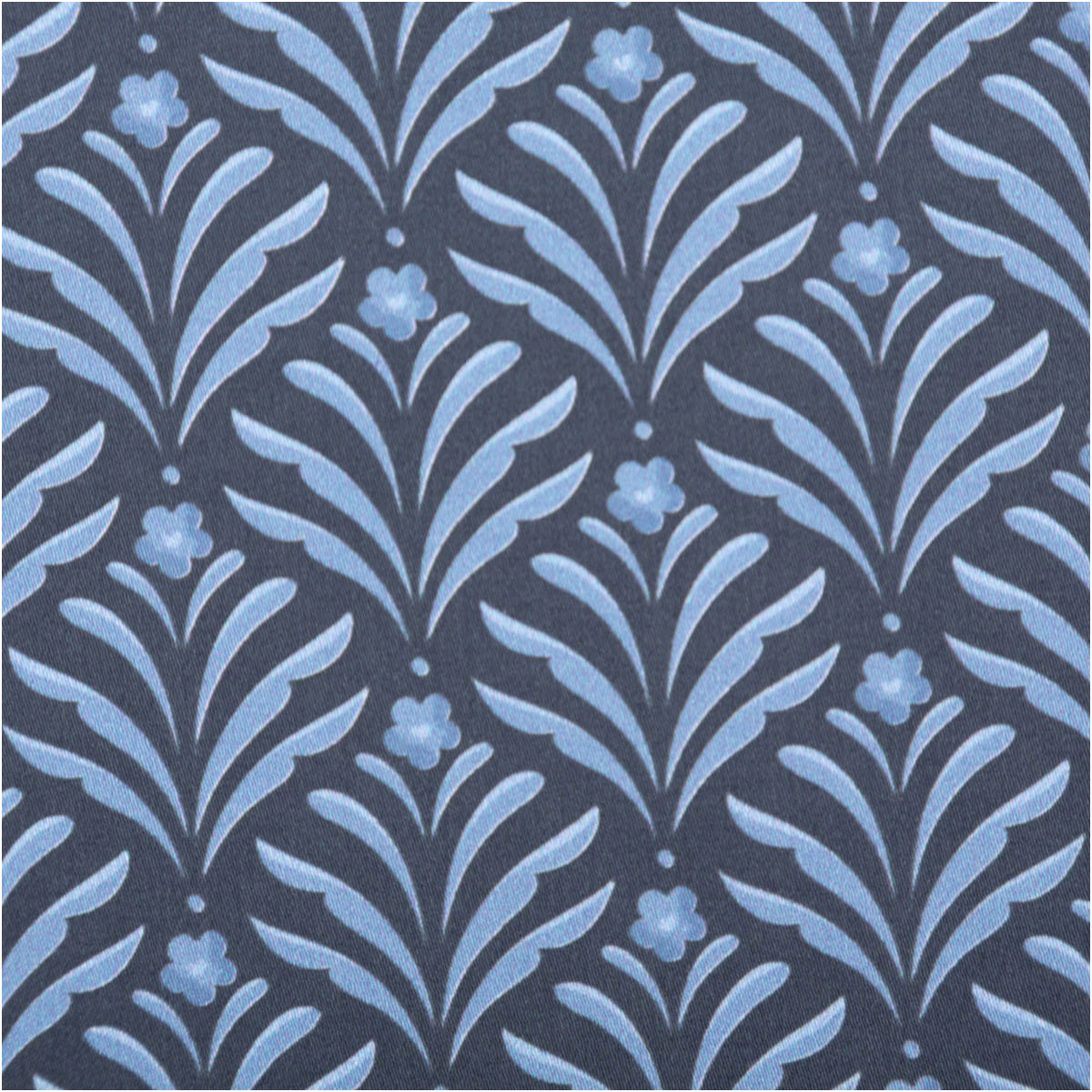 Baumwollstoff Trachtenstoff Classic Ornamente klein blau feinfädig und seidig glatt 1,40m Breite Detailaufnahme des Stoffmusters in Blau-Grau mit floralem Design in symmetrischer Anordnung.