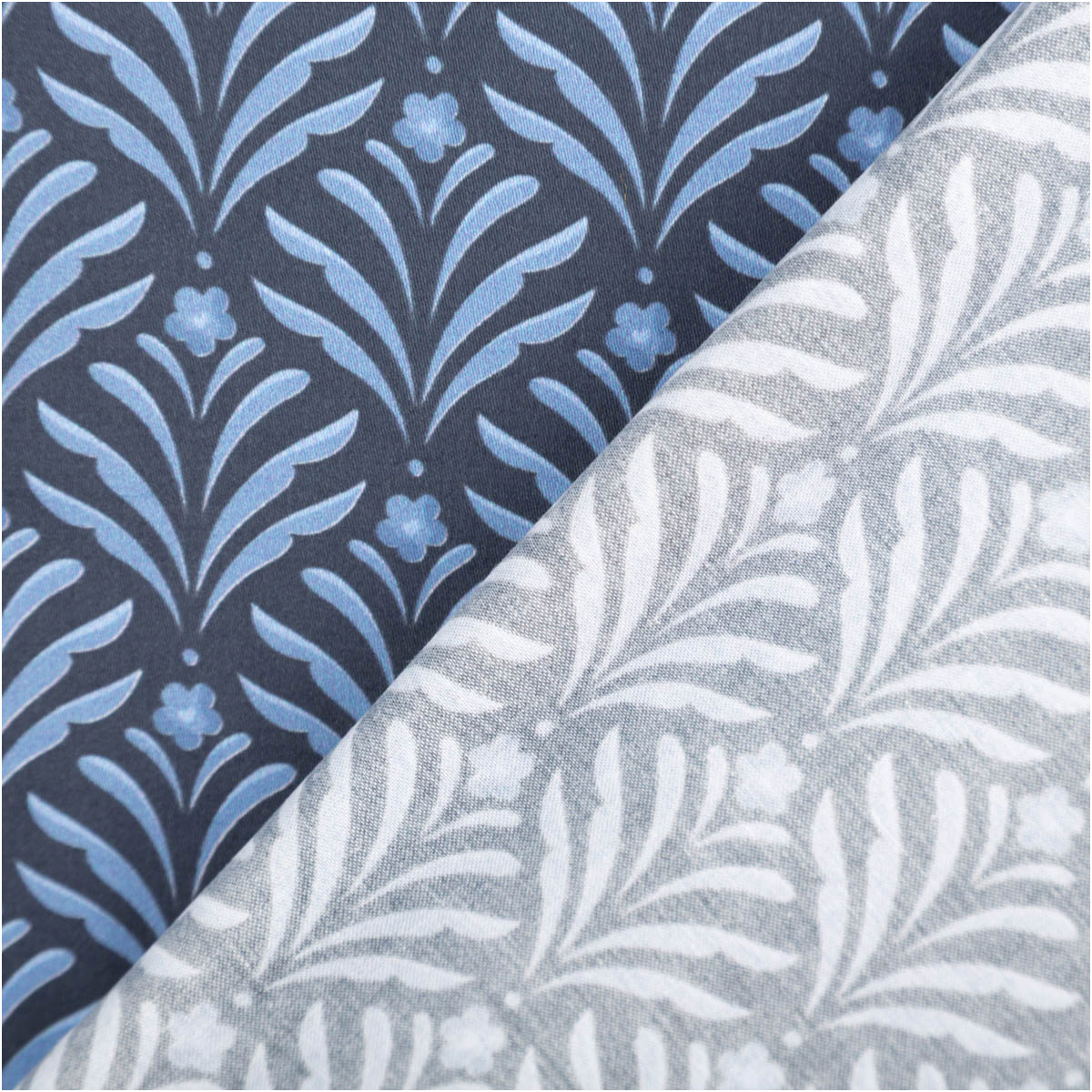Baumwollstoff Trachtenstoff Classic Ornamente klein blau feinfädig und seidig glatt 1,40m Breite Zwei Stoffmuster mit blauen Blattmotiven, kontrastierend auf dunklem und hellem Hintergrund.