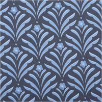 Baumwollstoff Trachtenstoff Classic Ornamente klein blau feinfädig und seidig glatt 1,40m Breite Detailaufnahme des Stoffmusters in Blau-Grau mit floralem Design in symmetrischer Anordnung.