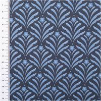 Baumwollstoff Trachtenstoff Classic Ornamente klein blau feinfädig und seidig glatt 1,40m Breite Blauer Stoff mit floralem Muster und Meterstab, zeigt wiederkehrendes Design in Hellblau auf Dunkelgrau.
