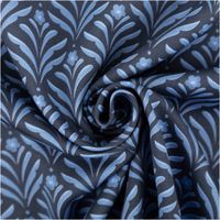 Baumwollstoff Trachtenstoff Classic Ornamente klein blau feinfädig und seidig glatt 1,40m Breite Detailaufnahme eines blauen Blumendesigns auf dunkelblauem Stoff mit weicher Faltung.
