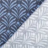 Baumwollstoff Trachtenstoff Classic Ornamente klein blau feinfädig und seidig glatt 1,40m Breite Zwei Stoffmuster mit blauen Blattmotiven, kontrastierend auf dunklem und hellem Hintergrund.