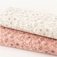 Musselin Stoff Blumen altrosa braun 1,50m Breite Musselin Stoff Blumen in Altrosa-Braun und Wollweiß-Beige als gefalteter Stoffstapel