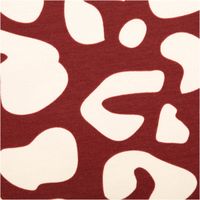 95823-French-Terry-Stoff-Leoparden-dunkelrot-1-50m-Breite-95823-2.jpg Detailansicht des French Terry Stoffs mit cremefarbenem Leopardenmuster und feiner Maschenstruktur.