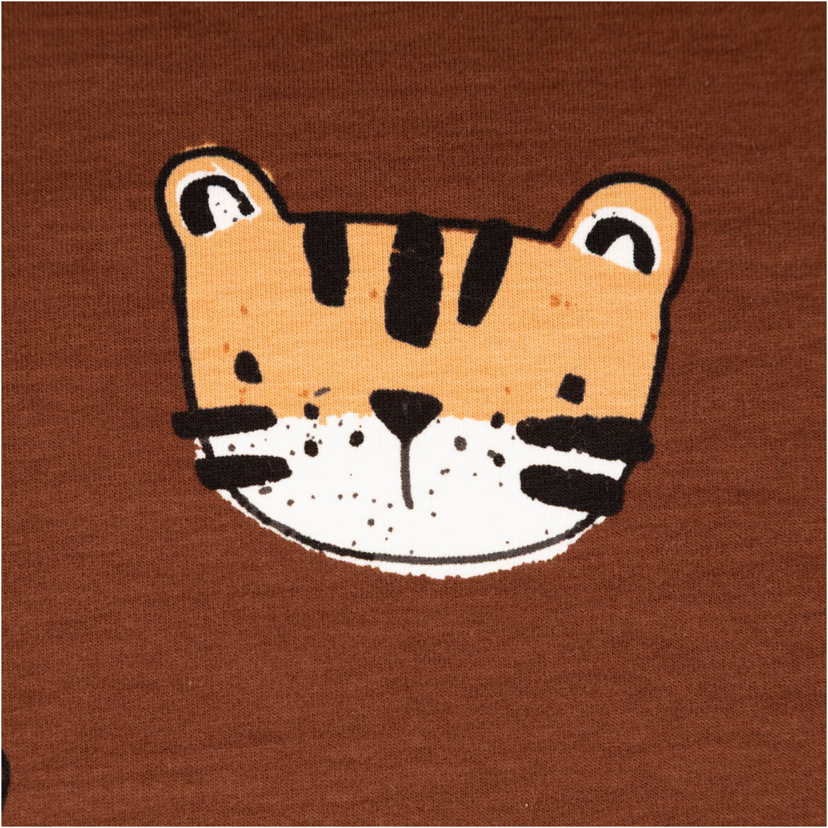 95824-French-Terry-Stoff-Tiger-braun-1-50m-Breite-95824-2.jpg Detailansicht des French Terry Stoffs mit orangefarbenem Tigerkopf und sichtbarer feiner Maschenstruktur.