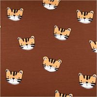 95824-French-Terry-Stoff-Tiger-braun-1-50m-Breite-95824-1.jpg French Terry Stoff Tiger braun mit niedlichen orangefarbenen Tigerköpfen auf warmem braunem Hintergrund.