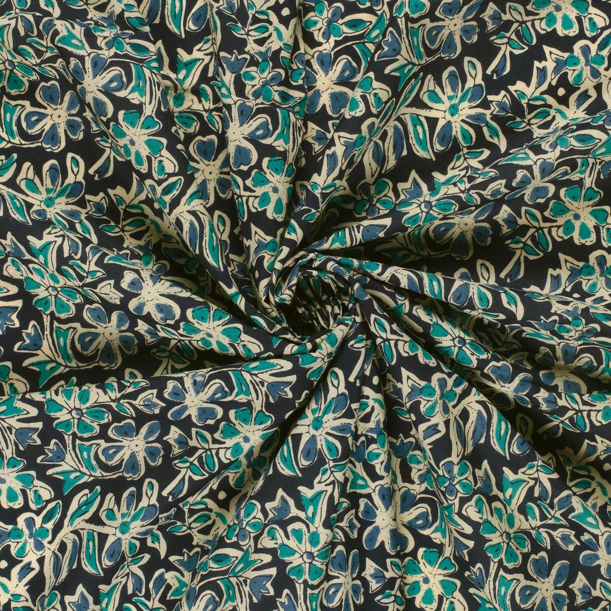 Voile Stoff Batik Blumen indigoblau, gerafft für den Fall des Stoffes Voile Stoff Batik Blumen indigoblau, gerafft für den Fall des Stoffes