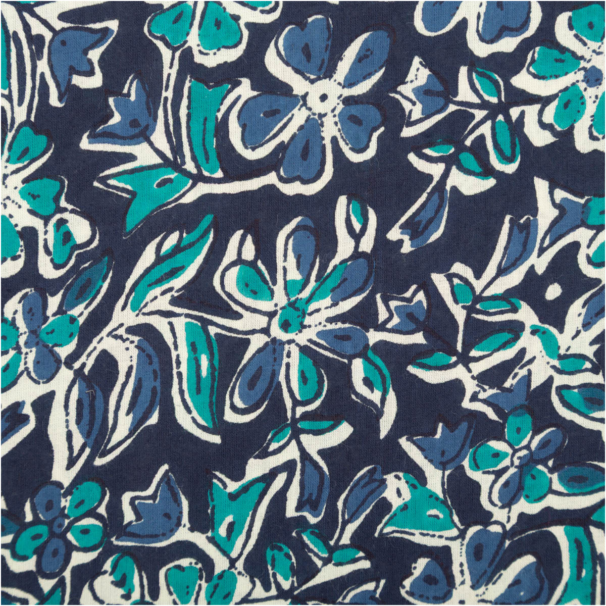Voile Stoff Batik Blumen indigoblau 1,45m Breite Nahaufnahme des Voile Stoffs Batik Blumen: große Blüten in Blau und Petrol auf Indigo