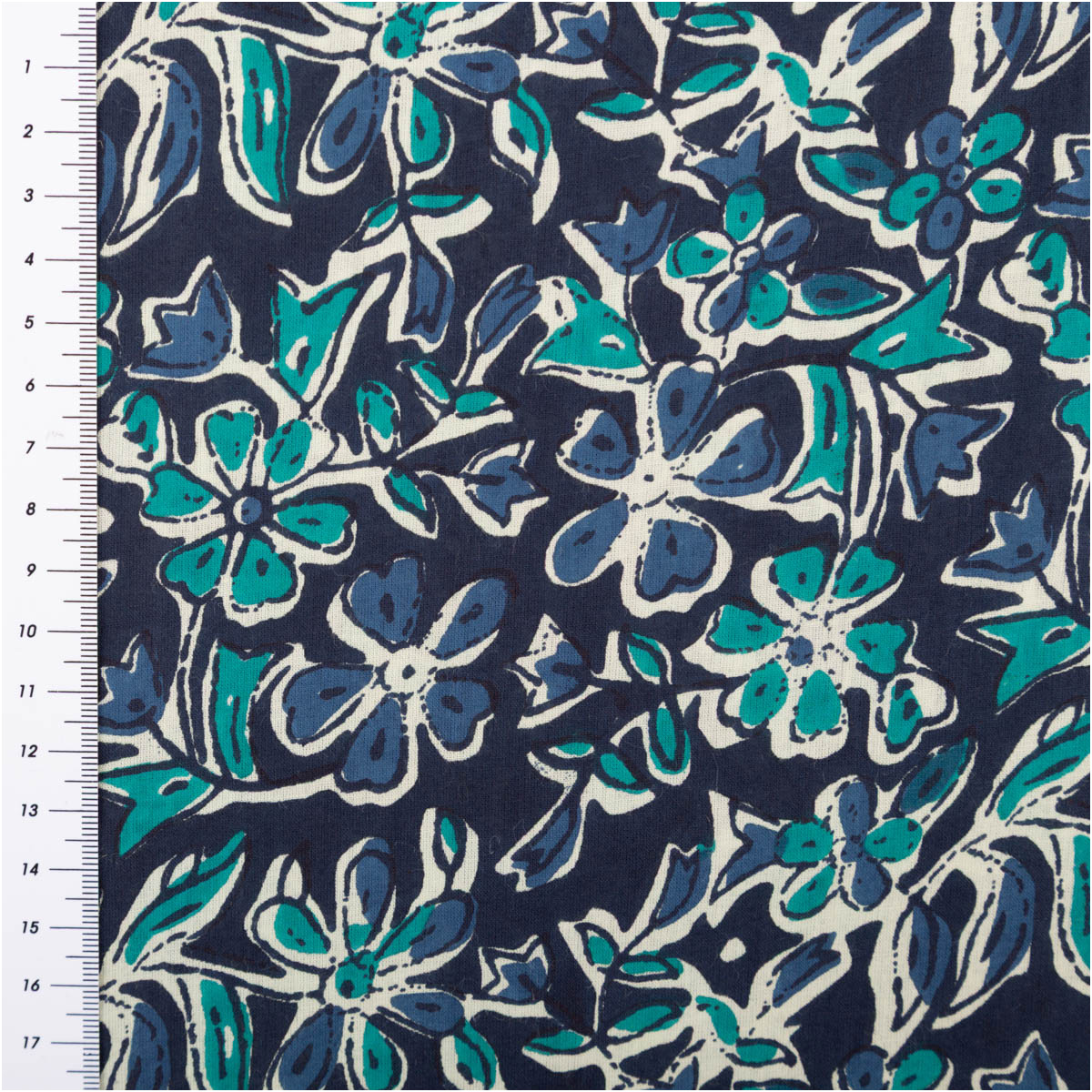 Voile Stoff Batik Blumen indigoblau 1,45m Breite Voile Stoff Batik Blumen indigoblau mit Maßband zur Größe der Blüten