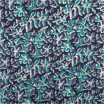 Voile Stoff Batik Blumen indigoblau 1,45m Breite Voile Stoff mit Batik-Blumen in Indigoblau, Petrol und Weiß, flach ausgebreitet